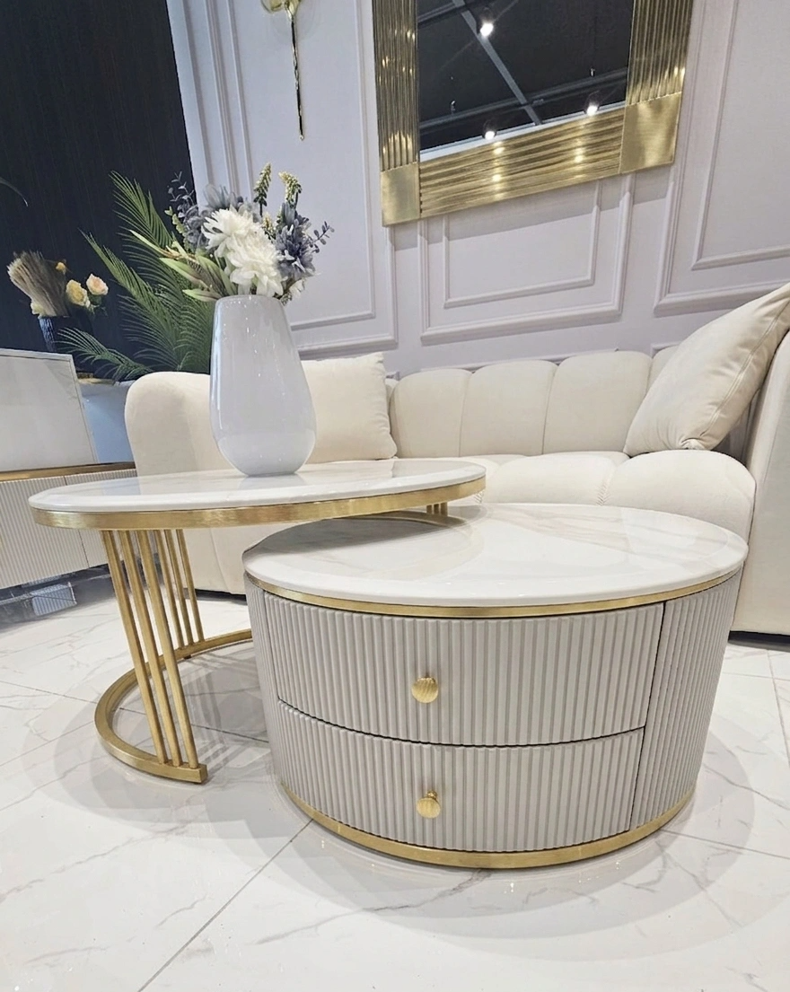 ZESTAW DWÓCH STOLIKÓW KAWOWYCH Anne Cashmir Fosco ryflowany, 2 szuflady, złote szczotkowane elementy, złoty stelaż, blat z konglomeratu marmurowego