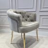 FOTEL z podłokietnikami, siedzisko tapicerowane welwetową tkaniną w kolorze taupe z eleganckimi pikowaniami, metalowe nogi w złotym błyszczącym wykończeniu