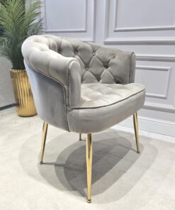 FOTEL z podłokietnikami, siedzisko tapicerowane welwetową tkaniną w kolorze taupe z eleganckimi pikowaniami, metalowe nogi w złotym błyszczącym wykończeniu, do salonu