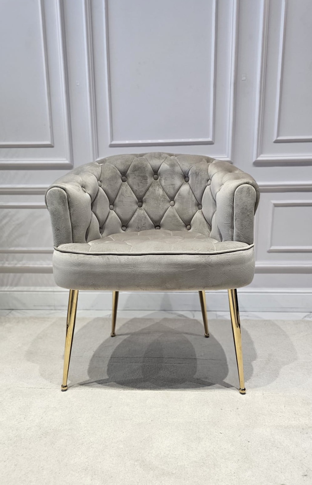 FOTEL z podłokietnikami, siedzisko tapicerowane welwetową tkaniną w kolorze taupe z eleganckimi pikowaniami, metalowe nogi w złotym błyszczącym wykończeniu, premium