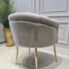 FOTEL z podłokietnikami, siedzisko tapicerowane welwetową tkaniną w kolorze taupe z eleganckimi pikowaniami, metalowe nogi w złotym błyszczącym wykończeniu, wyjątkowy