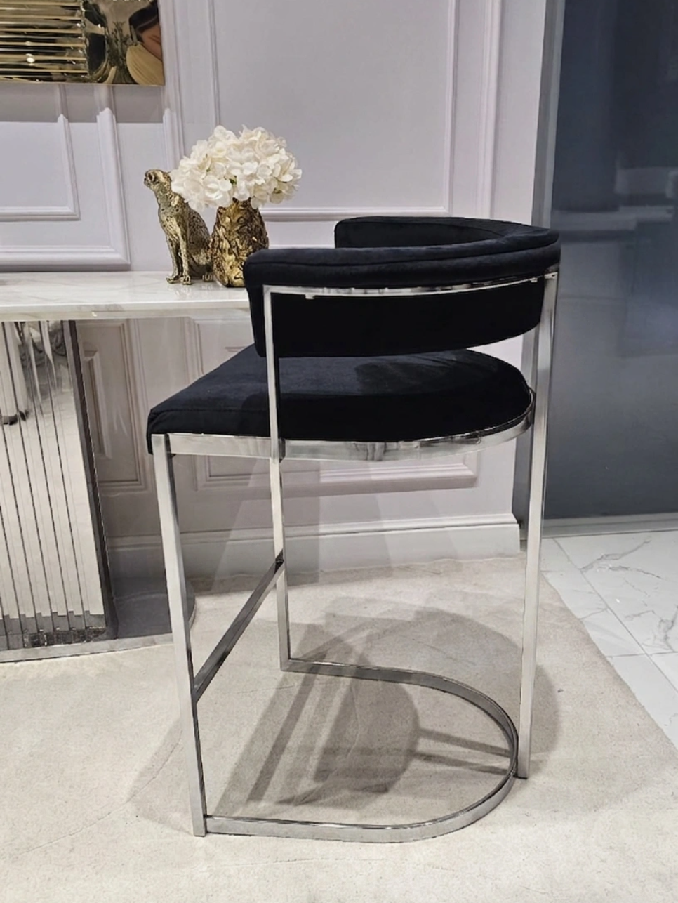 HOKER Caro na metalowych nogach w srebrnym błyszczącym wykończeniu, czarny welur, szerokie, wygodne siedzisko, nowoczesny glamour HOKER Caro na metalowych nogach w srebrnym błyszczącym wykończeniu, czarny welur, szerokie, wygodne siedzisko, nowoczesny glamour