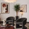 KRZESŁO Shelly o zaokrąglonych kształtach, czarna tapicerka o delikatnej strukturze, designerski styl, do salonu KRZESŁO Shelly o zaokrąglonych kształtach, czarna tapicerka o delikatnej strukturze, designerski styl, do salonu
