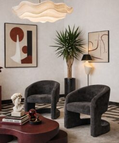 KRZESŁO Shelly o zaokrąglonych kształtach, czarna tapicerka o delikatnej strukturze, designerski styl, do salonu