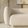 SOFA o nowoczesnych, zaoblonych kształtach, delikatny, złoty pasek u dołu, jasnobeżowa, aksamitna tkanina typu boucle, ekskluzywna