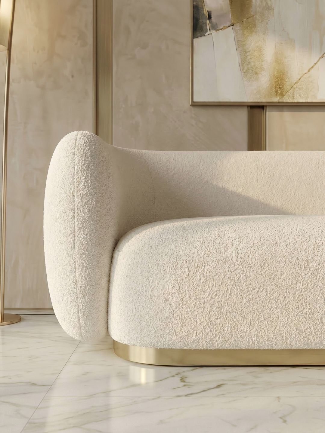 SOFA o nowoczesnych, zaoblonych kształtach, delikatny, złoty pasek u dołu, jasnobeżowa, aksamitna tkanina typu boucle, ekskluzywna