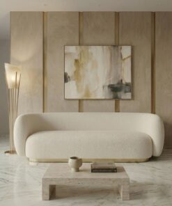 SOFA o nowoczesnych, zaoblonych kształtach, delikatny, złoty pasek u dołu, jasnobeżowa, aksamitna tkanina typu boucle, piękna