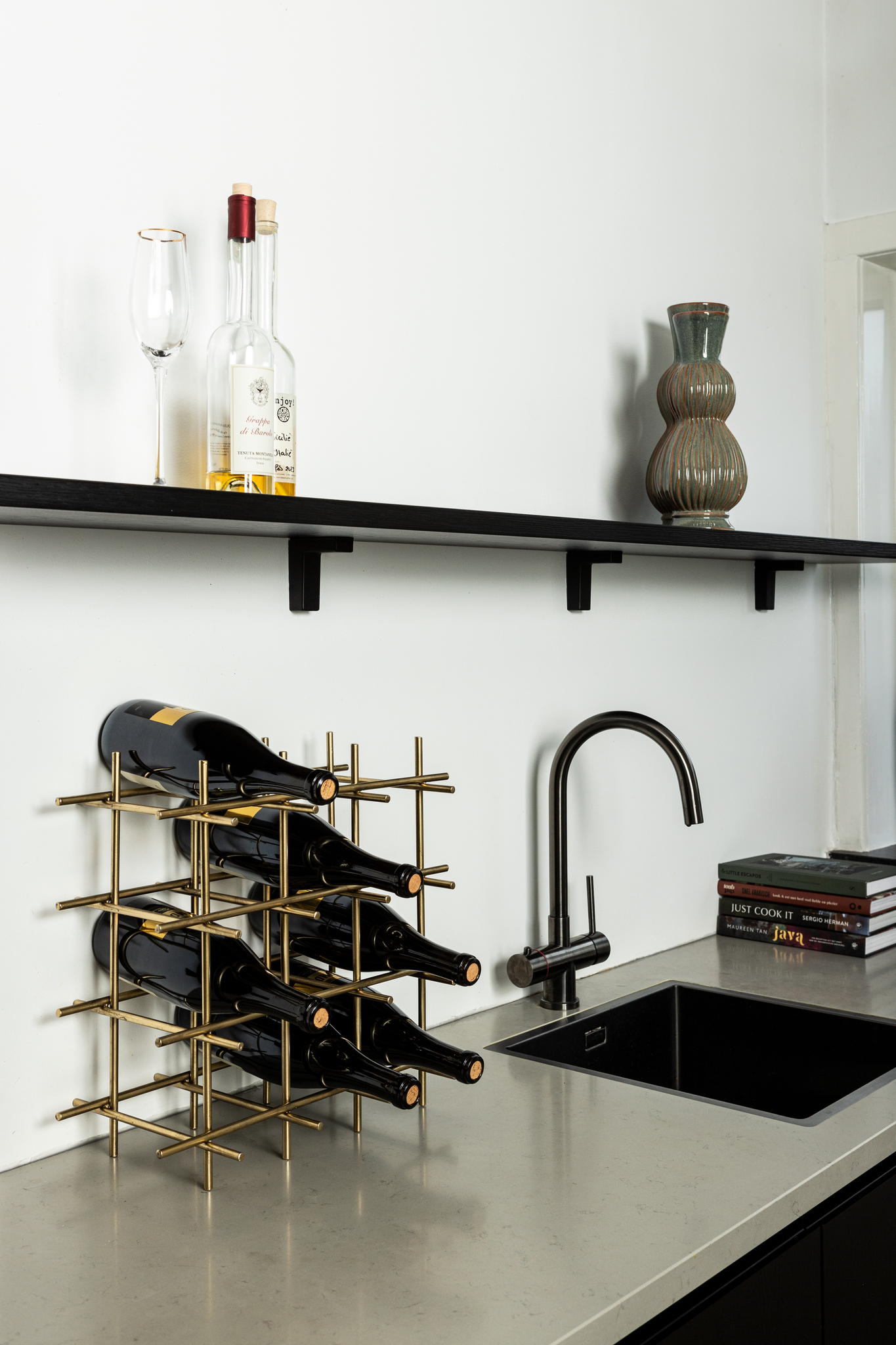 STOJAK NA WINO kwadratowy, ręczni wykonany z mosiężnych prętów, nowoczesny styl, designerski