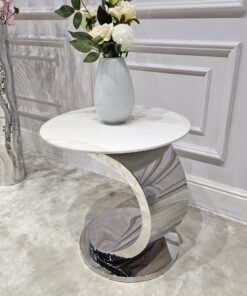 STOLIK POMOCNICZY na srebnrej designerskiej nodze, okrągły, biały blat z konglomeratu marmurowego, nowoczesny styl glamour