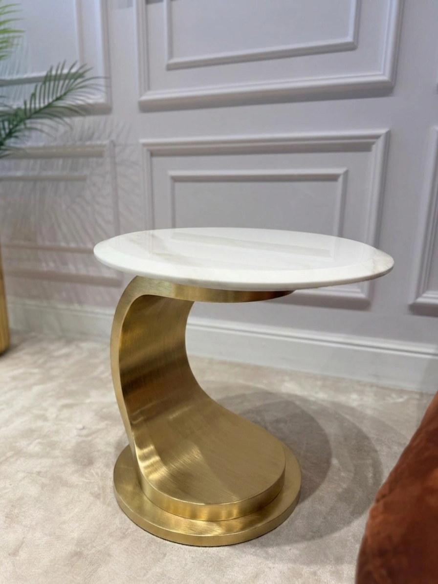 STOLIK POMOCNICZY na złotej designerskiej nodze w szczotkowanym wykończeniu, okrągły, biały blat z konglomeratu marmurowego, nowoczesny styl glamour STOLIK POMOCNICZY na złotej designerskiej nodze w szczotkowanym wykończeniu, okrągły, biały blat z konglomeratu marmurowego, nowoczesny styl glamour