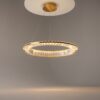 LAMPA WISZĄCA Krone z złotym, błyszczącym stelażem, okrągły kształt, kryształowe elementy, nowoczesny styl LAMPA WISZĄCA Krone z złotym, błyszczącym stelażem, okrągły kształt, kryształowe elementy, nowoczesny styl