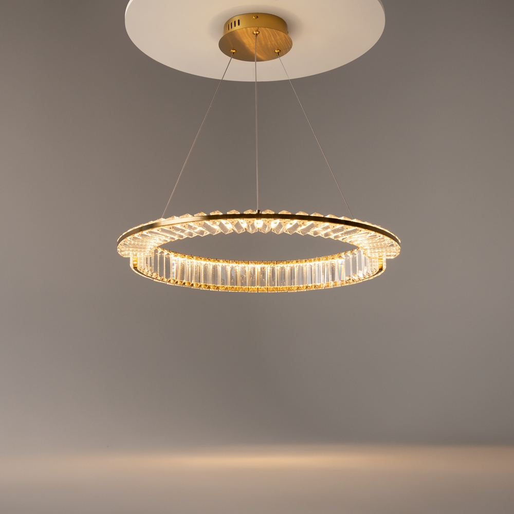 LAMPA WISZĄCA Krone z złotym, błyszczącym stelażem, okrągły kształt, kryształowe elementy, nowoczesny styl LAMPA WISZĄCA Krone z złotym, błyszczącym stelażem, okrągły kształt, kryształowe elementy, nowoczesny styl