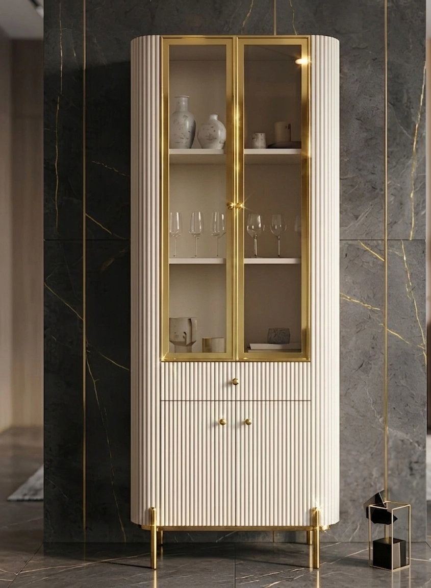 REGAŁ Anne Cashmir z ryflowanym, kaszmirowym korpusem, metalowe detale w złotym, błyszczącym wykończeniu, szklana witrynka, nowoczesny design