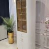REGAŁ Anne z ryflowanym, białym korpusem, metalowe detale w złotym, błyszczącym wykończeniu, szklana witrynka, nowoczesny design