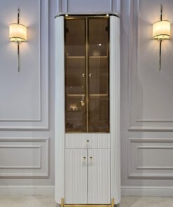 REGAŁ Anne z ryflowanym, białym korpusem, metalowe detale w złotym, błyszczącym wykończeniu, szklana witrynka, nowoczesny design, premium