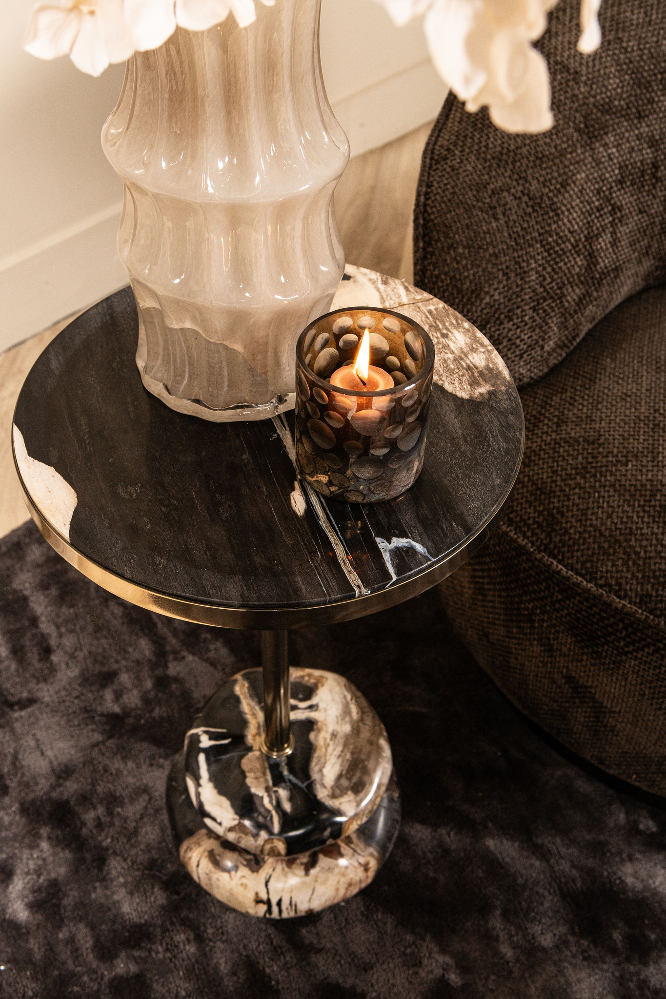 STOLIK POMOCNICZY z designerską podstawą i blatem z skamienionego drewna, złota metalowa noga, nowoczesny styl, piękny STOLIK POMOCNICZY z designerską podstawą i blatem z skamienionego drewna, złota metalowa noga, nowoczesny styl, piękny