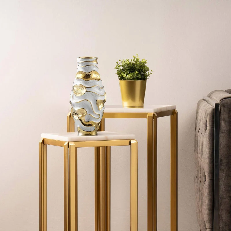 WAZON dekoracyjny, ceramiczny, biało-złota kolorystyka, falista tekstura, nowoczesny styl, piękny WAZON dekoracyjny, ceramiczny, biało-złota kolorystyka, falista tekstura, nowoczesny styl, piękny