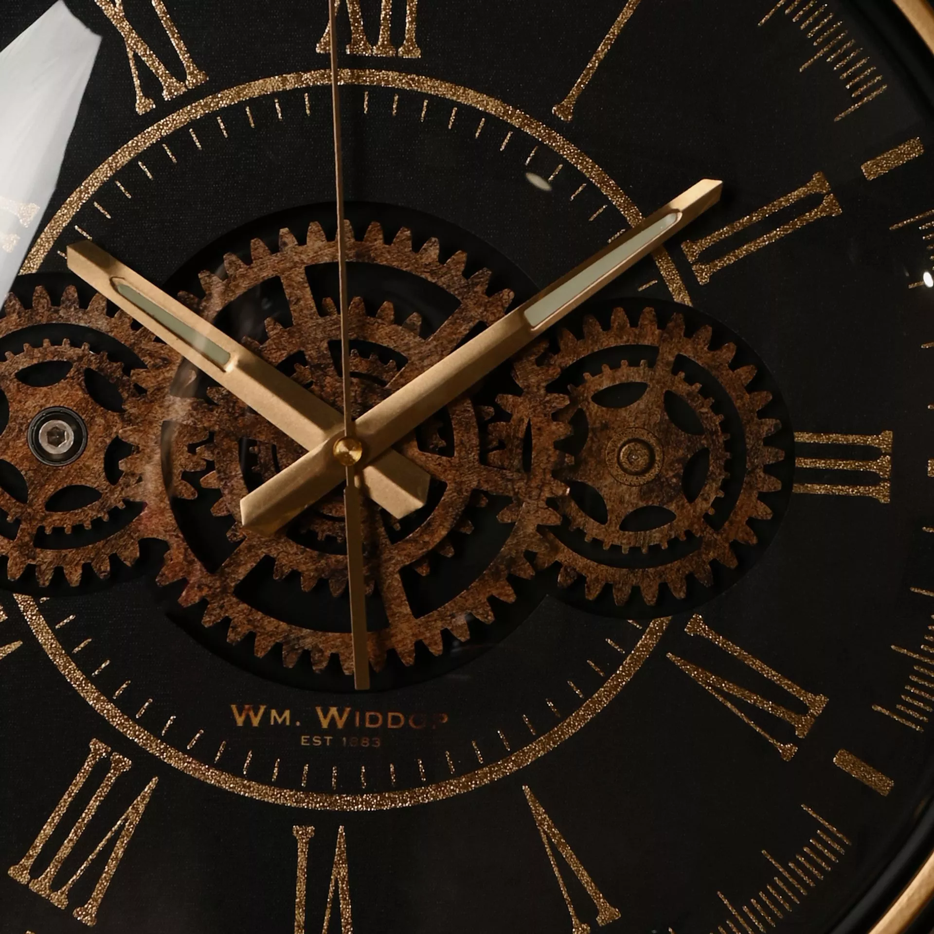 ZEGAR ŚCIENNY okrągły z widocznym mechanizmem, czarna tarcz, złote detale, klasyczny styl z nutą nowoczesności, premium ZEGAR ŚCIENNY okrągły z widocznym mechanizmem, czarna tarcz, złote detale, klasyczny styl z nutą nowoczesności, premium