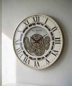 ZEGAR ŚCIENNY okrągły z widocznym mechanizmem, kremowo biała tarcz, cyfry rzymskie, klasyczny styl