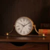 ZEGAR STOJĄCY złoty w napoleonowym stylu, okrągła biała tarcza z czarnymi wskazówkami, dekoracyjna rama, piękny