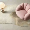 DYWAN Aquarelle Nature o nieregularnym kształcie w beżowo-kremowym wydaniu, designerski styl, piękny