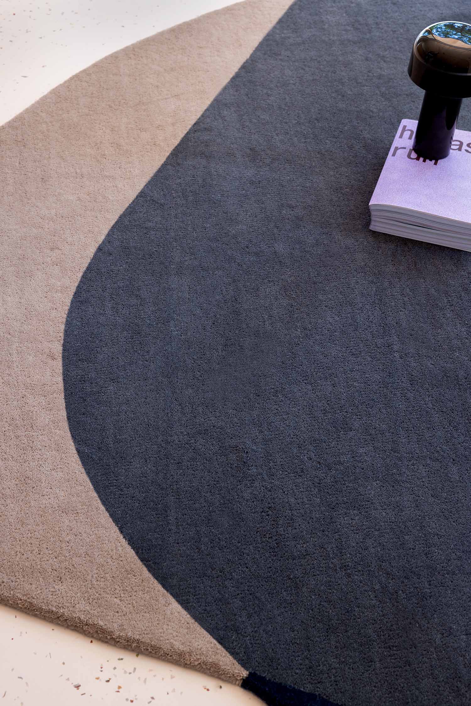 DYWAN Element Arp Blue o nieregularnym kształcie, niebiesko-beżowa kolorystyka, designerski styl, ekskluzywny
