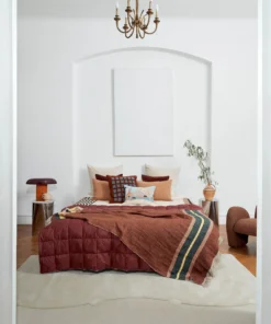 DYWAN Gdynia Ecru wełniany, ręcznie tuftowany, zaprojektowany przez Malwinę Konopacką, beżowy z delikatnym wzorem, designerski styl, nagrodzony nagrodą Red Dot, piękny