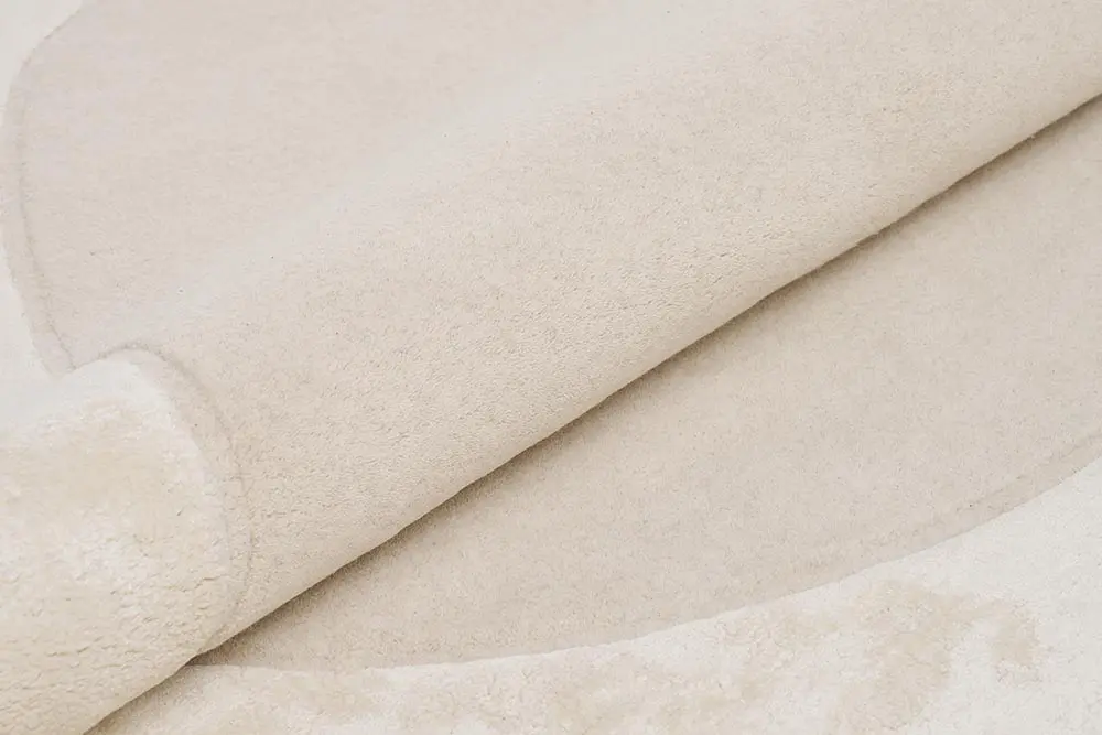 DYWAN Shapes Lake White o nieregularnym kształcie przypominającym jezioro i białej kolorystyce, designerski styl, ekskluzywny