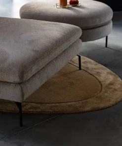 DYWAN Shapes Lake Yellow o nieregularnym kształcie przypominającym jezioro i ciemno żółtej kolorystyce, designerski styl, piękny
