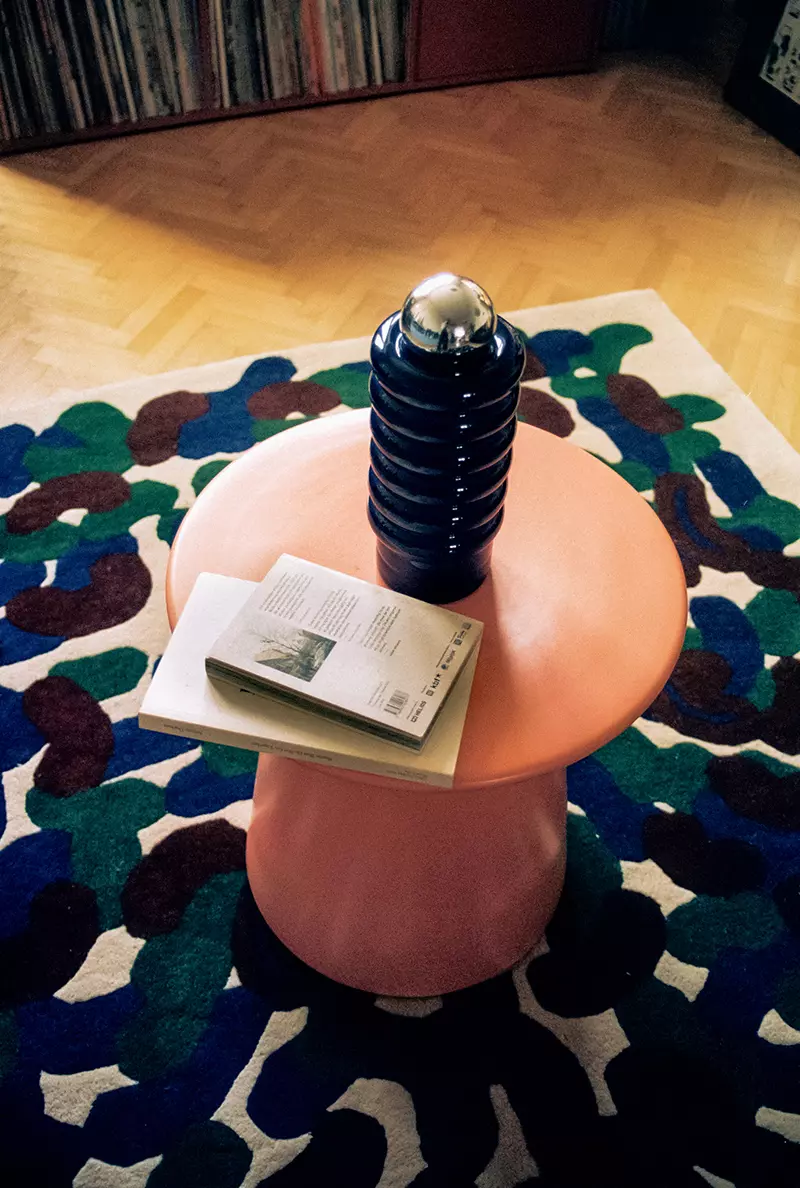 DYWAN Tokyo, wełniany, ręcznie tuftowany, zaprojektowany przez Malwinę Konopacką, wielokolorowy wzór, designerski styl, nagrodzony nagrodą Red Dot, do salonu