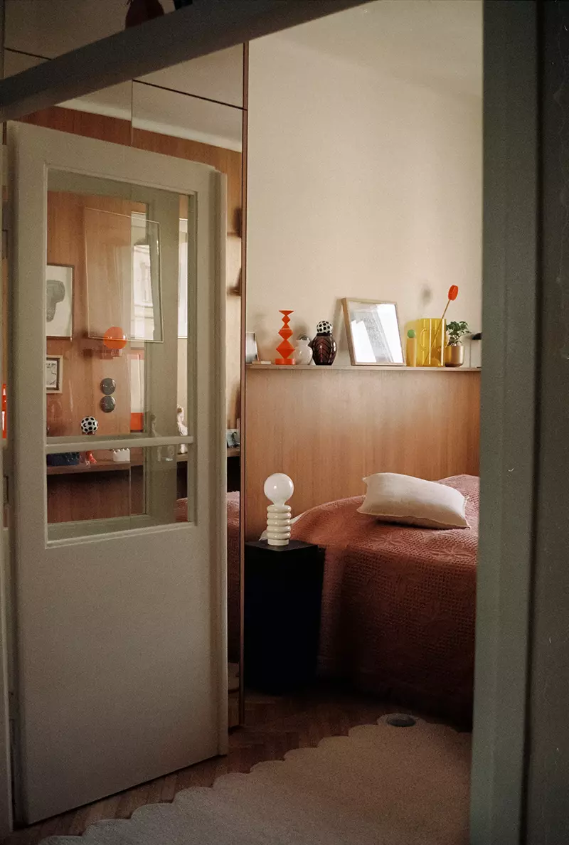DYWAN Warszawa wełniany, ręcznie tuftowany, zaprojektowany przez Malwinę Konopacką, beżowy z kolorowymi kropkami, designerski styl, nagrodzony nagrodą Red Dot, ekskluzywny