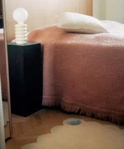 DYWAN Warszawa wełniany, ręcznie tuftowany, zaprojektowany przez Malwinę Konopacką, beżowy z kolorowymi kropkami, designerski styl, nagrodzony nagrodą Red Dot, piękny