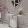 KONSOLA Prestige Silver biała, ryflowana podstawa, srebrne, błyszczące detale, blat z konglomeratu marmurowego