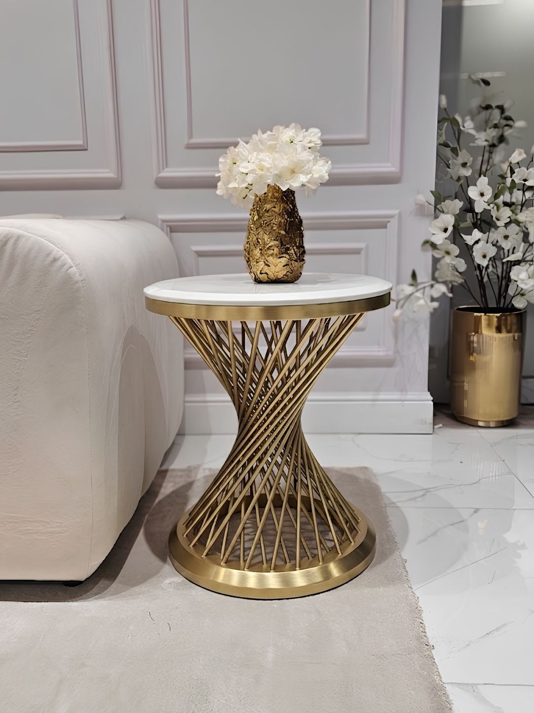 STOLIK POMOCNICZY Emporio Gold Fosco okrągły, na złotej, szczotkowanej, zakręconej podstawie, biały blat z konglomeratu marmurowego, designerski styl