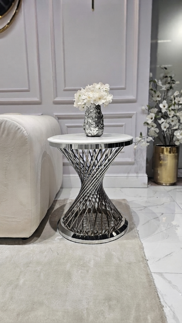 STOLIK POMOCNICZY Emporio Silver okrągły, na srebrnej, błyszczącej zakręconej podstawie, biały blat z konglomeratu marmurowego, designerski styl