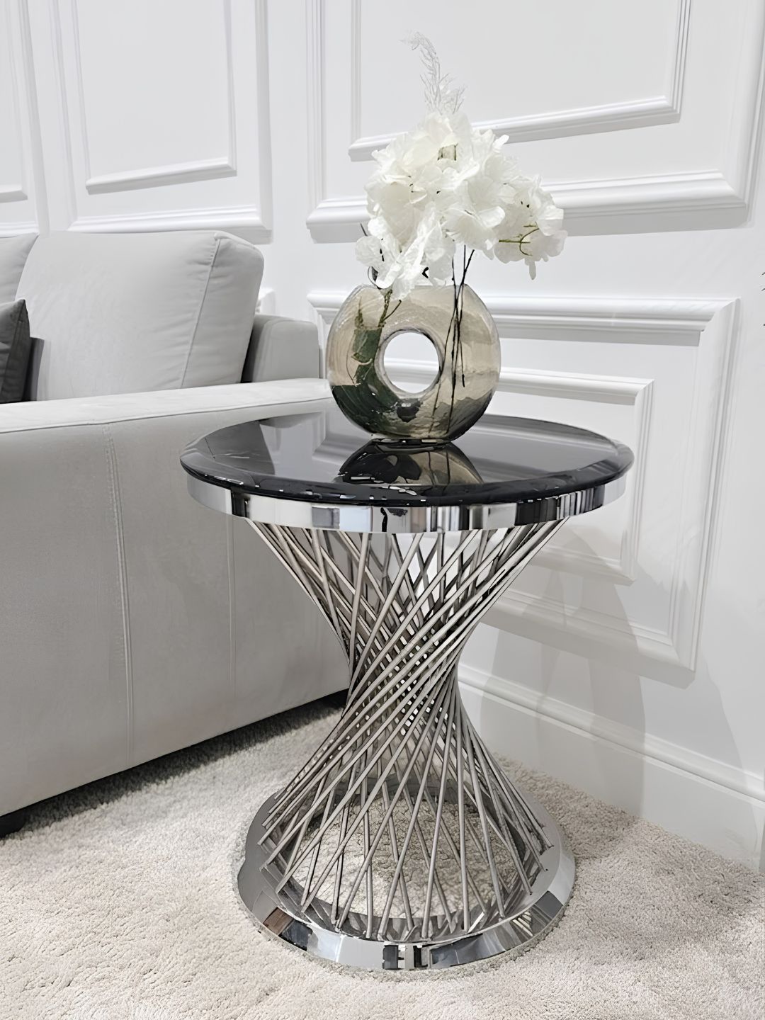 STOLIK POMOCNICZY Emporio Silver okrągły, na srebrnej, błyszczącej zakręconej podstawie, czarny blat z konglomeratu marmurowego, designerski styl