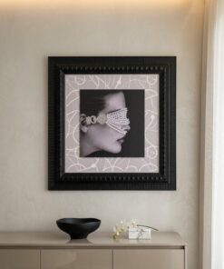 OBRAZ ŚCIENNY portret kobiety z perłami i kryształami, ozdobna czarna rama, styl retro - wariant A