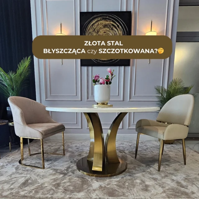 Błysk czy mat? Oto różnica, która zmienia charakter całego wnętrza!

Często pytacie nas o różnice i prosicie o poradę dotyczącą złotego koloru stali. Zastanawiacie się, który materiał będzie lepszy do Waszego wnętrza - stal błyszcząca czy stal szczotkowana? Przyjrzyjmy się więc obu materiałom i zdefiniujmy różnice🧑‍🏫

STAL BŁYSZCZĄCA
Powierzchnia stali jest wypolerowana na lustro, następnie w procesie galwanizacji - zanurzana w elektrolitach zawierających imitację złota. 
W efekcie - na stali osadza się cienka warstwa metalu

STAL SZCZOTKOWANA
Delikatnie szlifowana w jednym kierunku, co daje na powierzchni efekt satyny.
Zdecydowanie mniej błyszcząca niż stal polerowana na lustro, zatem bardziej odporna na odciski palców i drobne zarysowania

Od czego więc uzależnić wybór 🤔
🏠1. Styl wnętrza
Błyszcząca złota stal pasuje do wnętrz glamour, nowoczesnych, art déco – tam, gdzie liczy się blask, luksus i efekt „wow”.

Szczotkowana złota stal sprawdza się w stylach minimalistycznych, skandynawskich, nowoczesnych z nutą elegancji – subtelniejsza, bardziej „stonowana” wersja luksusu.

🎨 2. Preferencje estetyczne klienta
Osoby lubiące blask, efekt dekoracyjny i mocne akcenty częściej wybierają stal błyszczącą.

Ci, którzy wolą elegancję, spójność i mniej krzykliwe elementy, wybierają stal szczotkowaną.

🧼 3. Praktyczność i użytkowanie
Błyszcząca stal szybciej pokazuje odciski palców, zarysowania i wymaga częstszego czyszczenia.

Szczotkowana stal jest bardziej „wybaczająca” – mniej widoczne smugi i łatwiejsze utrzymanie w czystości.

🛋️ 4. Dopasowanie do innych elementów
Klient może wybierać pod kątem tego, czy stal ma pasować do innych dodatków: klamek, lamp, nóg mebli czy armatury.

Spójność materiałów i wykończeń to częsty motyw decyzyjny.

🧠 5. Wrażenie luksusu vs. nowoczesności
Błyszczące złoto = luksus, prestiż, odwaga w aranżacji.

Szczotkowane złoto = nowoczesna elegancja, subtelność, dobry smak bez przesady.

Wg nas - błyszcząca olśniewa😍, szczotkowana uspokaja🤗 – A Wy co wybieracie dla swojego wnętrza?”